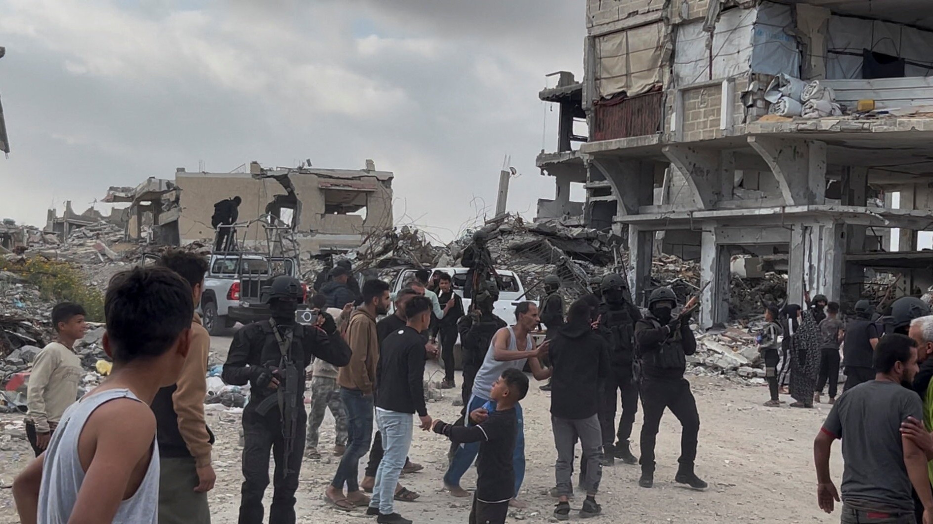 Civilians react to fighting between Palestinian factions and Israeli-backed gangs, in Khan Younis, southern Gaza, 20 April, 2026 (Reuters/Screenshot)