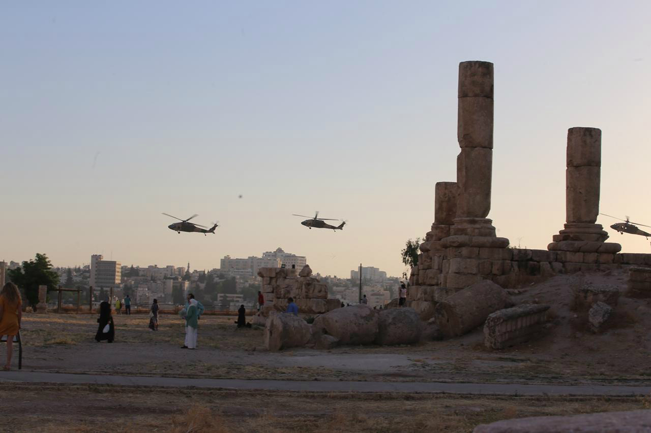 Les autorités jordaniennes ont intitulé les événements célébrant l’accession au trône du monarque « Nous sommes tous le roi Abdallah » (MEE/Mohammad Ersan)