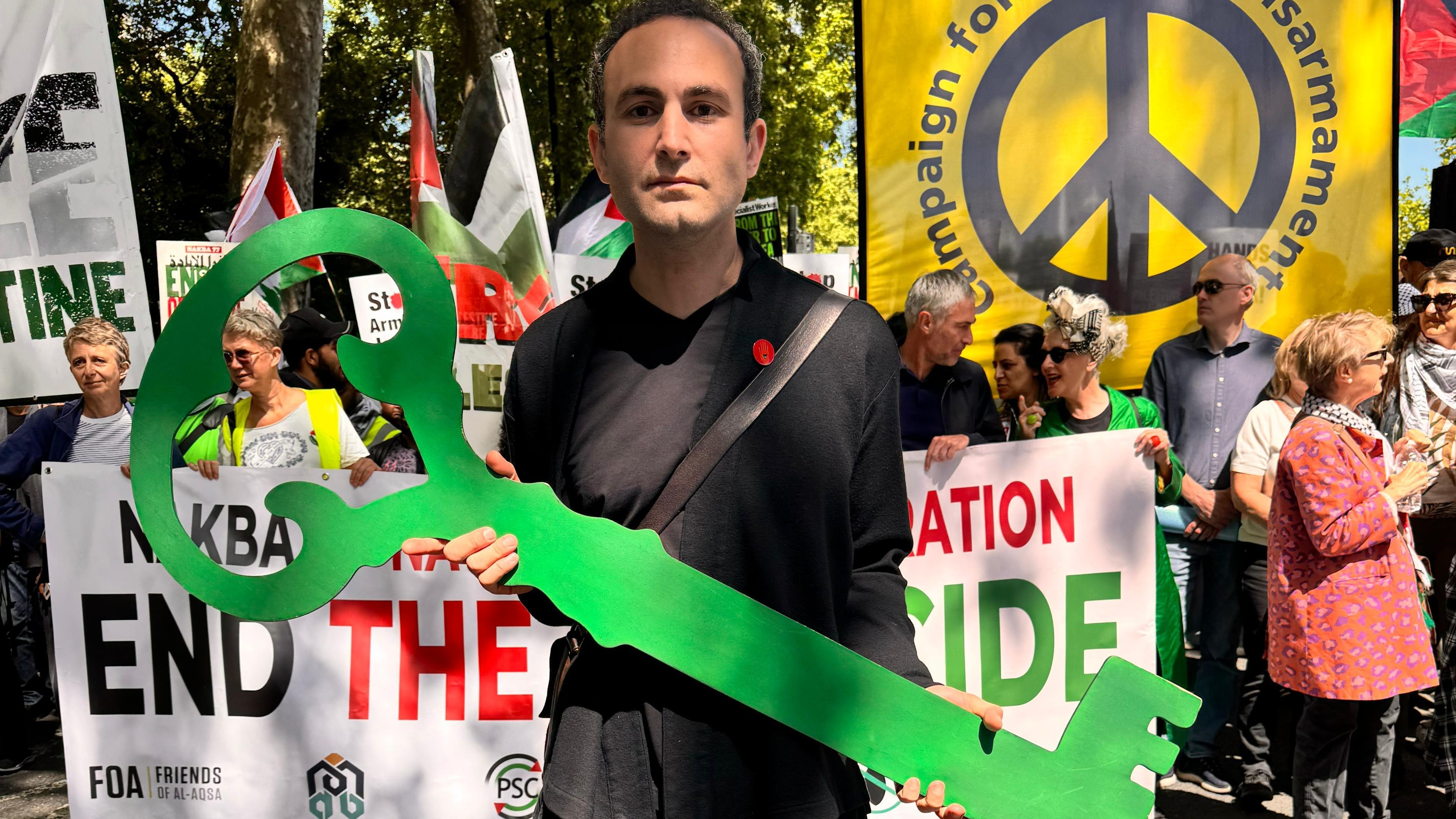 British actor Khalid Abdalla holds a key symbolising the Palestinian right of return (Middle East Eye)