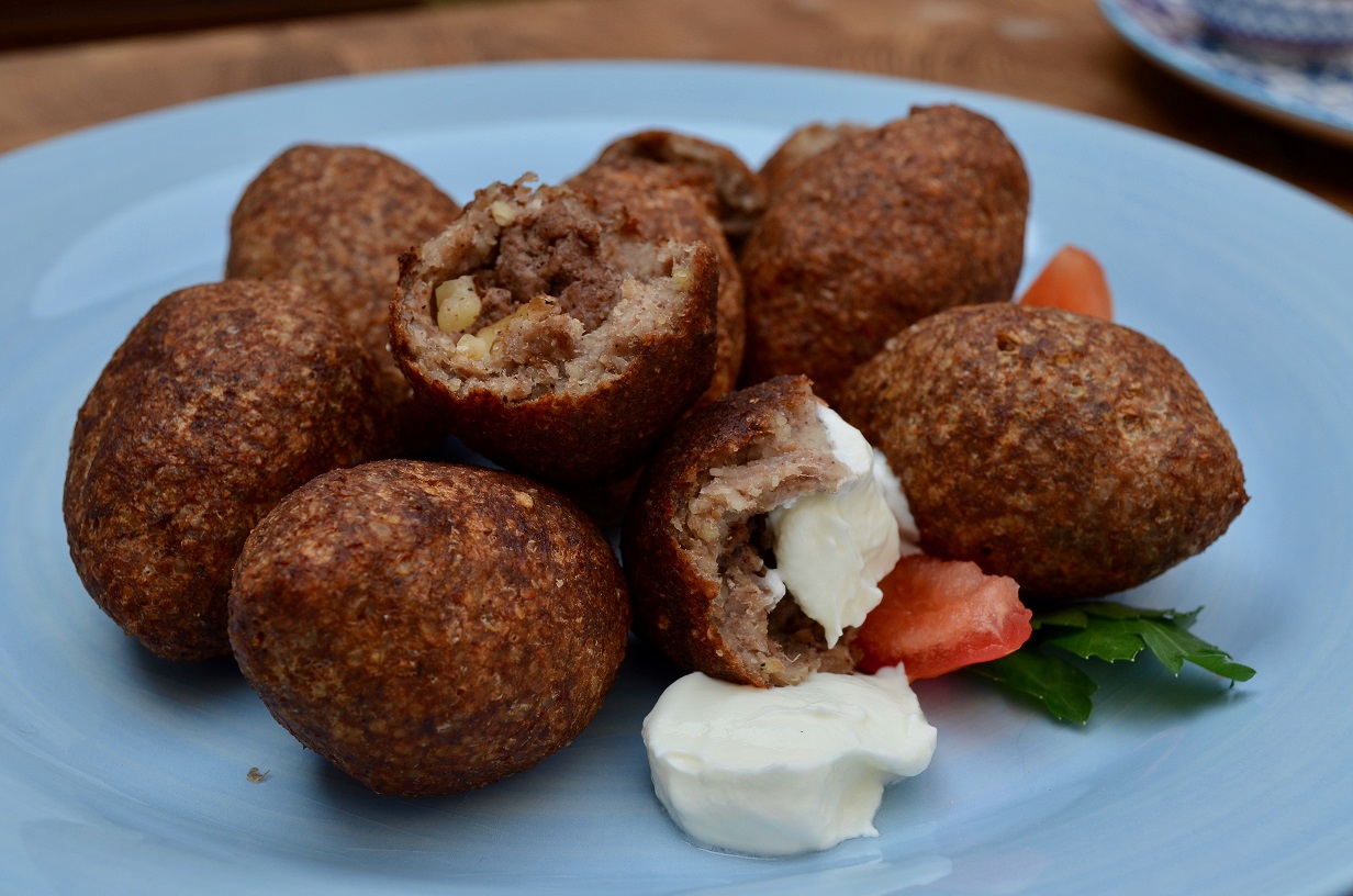 Les kibbeh sont délicieuses avec du yaourt (@mounaskitchen/Instagram)