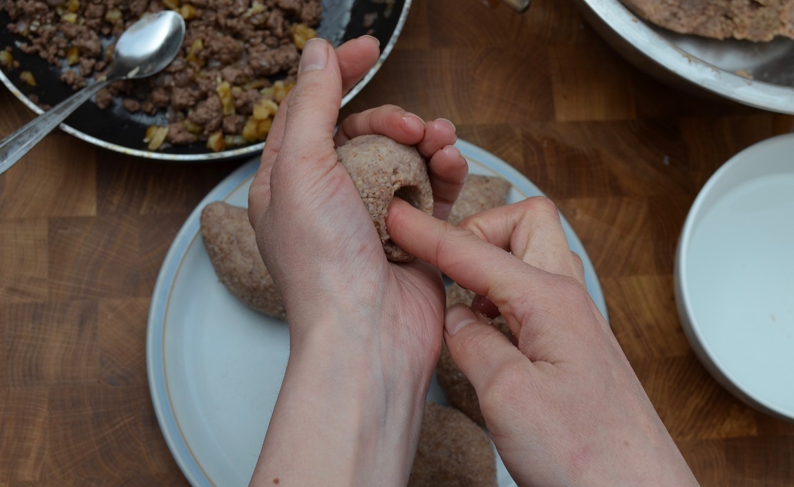 Donnez une forme creuse à la préparation (@mounaskitchen/Instagram)