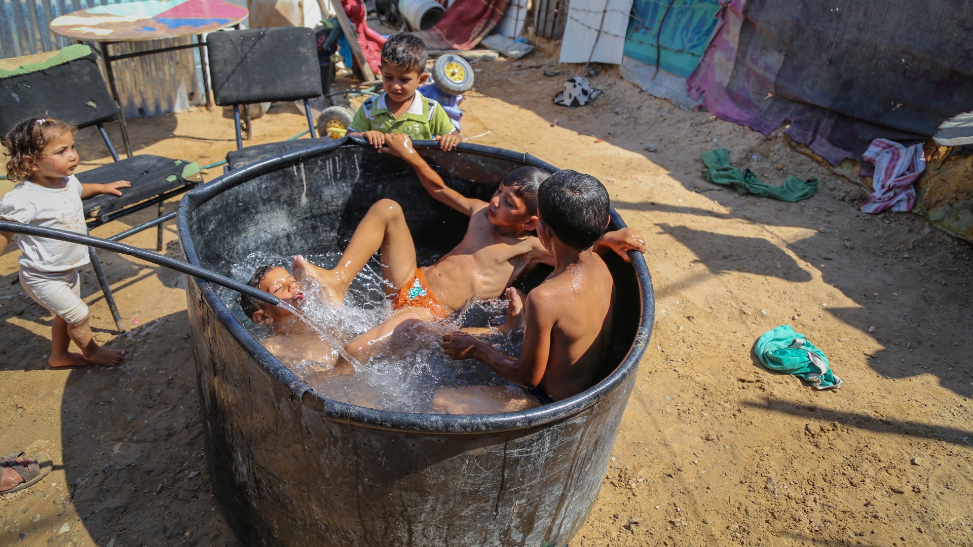 gaza water tempreture electricty