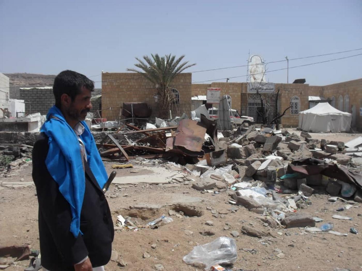 L’hôpital de Kitaf. Ce conducteur d’ambulance affirme avoir été blessé lors de la frappe aérienne qui a touché l’établissement (MEE/Naseh Shaker)