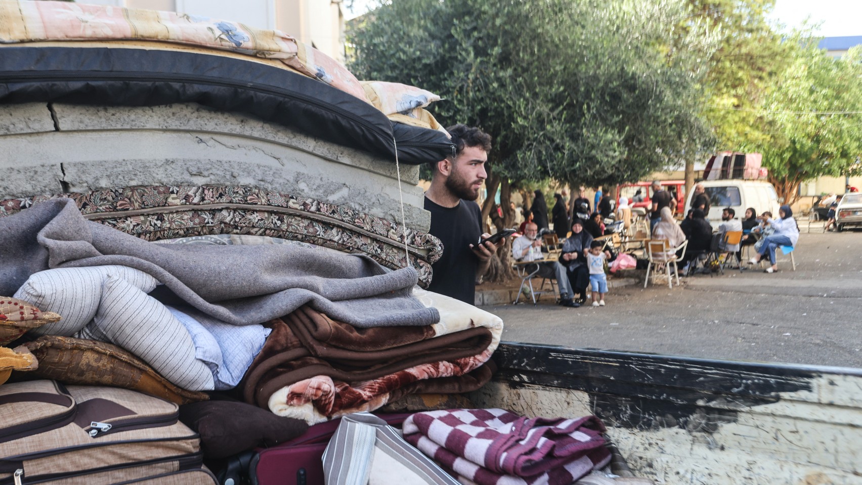 Displaced residents pack up at a school turned into a shelter in Sidon ahead of their return to their villages in southern Lebanon, 15 June 2026 (Mahmoud Zayyat / AFP)