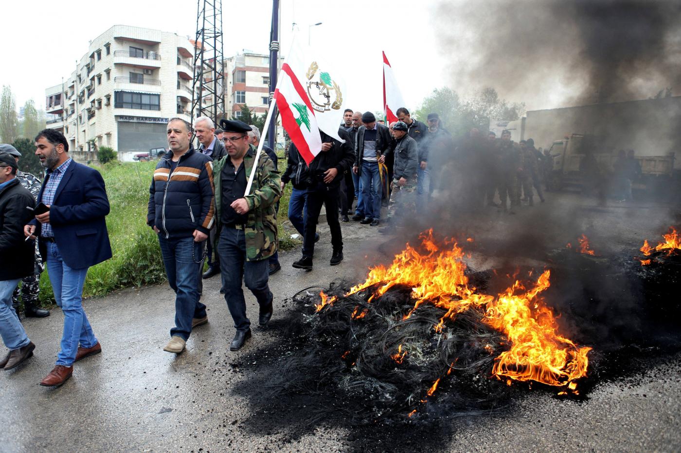 Des membres des forces armées à la retraite manifestent à Aley, dans le gouvernorat du Mont-Liban, contre toute réduction éventuelle des salaires, le 16 avril 2019 (Reuters)