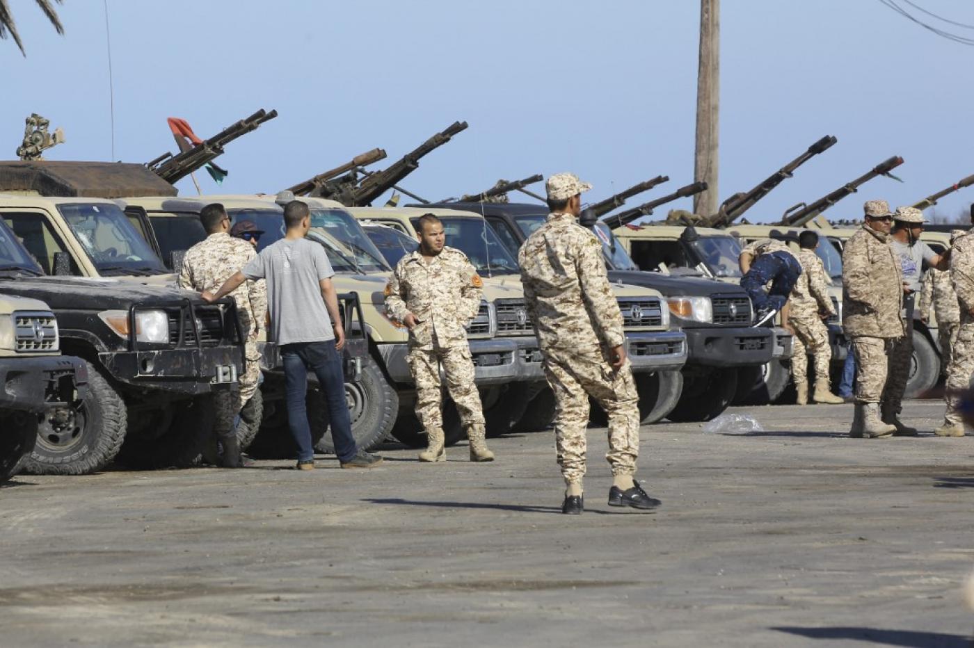 Des forces fidèles au Gouvernement d’entente nationale arrivent dans la banlieue de Tripoli depuis leur base de Misrata le 6 avril (AFP)