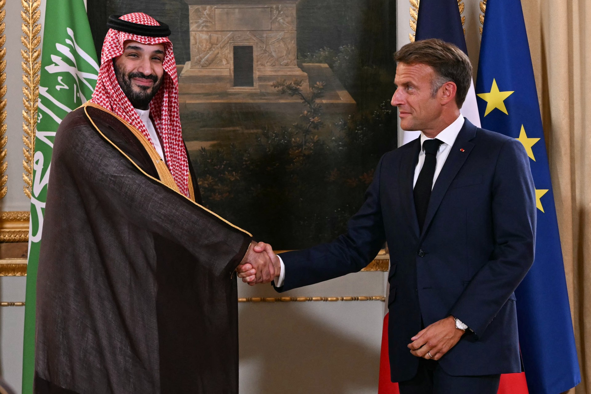 Emmanuel Macron and Mohammed bin Salman shake hands during a trade agreement signature ceremony after their meeting in Paris on 24 August 2026 (Lou Benoist/AFP).