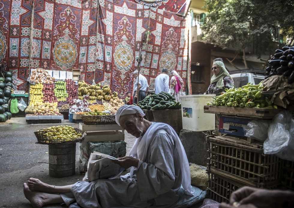 An Egyptian fruit vendor outside stand in Cairo, 15 May,2017 (AFP)