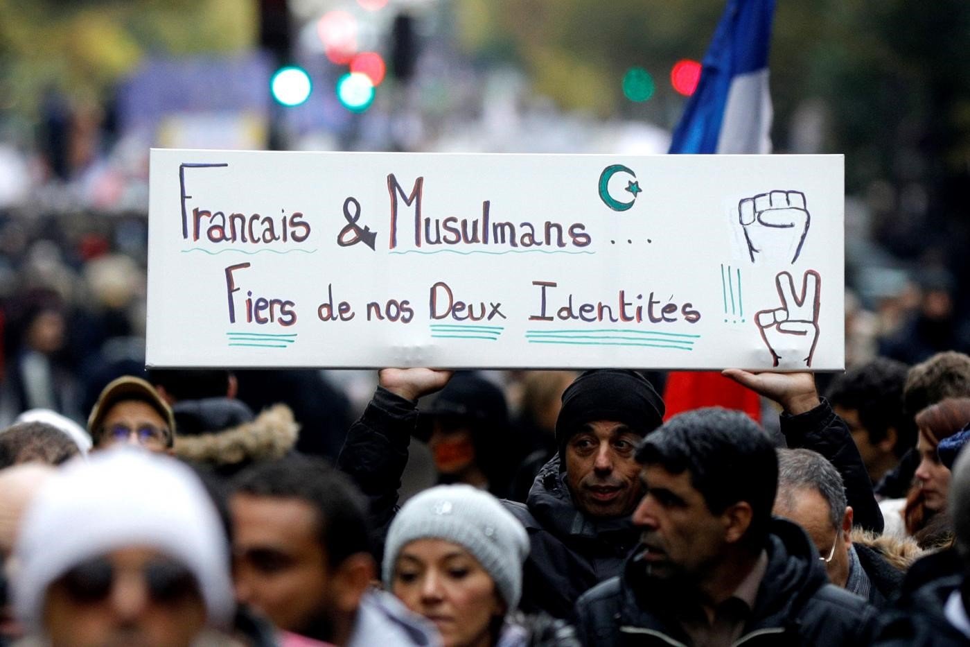 Un manifestant brandit une pancarte indiquant «&nbsp;Français et musulmans… Fiers de nos deux identités&nbsp;!&nbsp;» au cours d’une manifestation contre l’islamophobie, le 10&nbsp;novembre&nbsp;2019 à Paris (AFP)