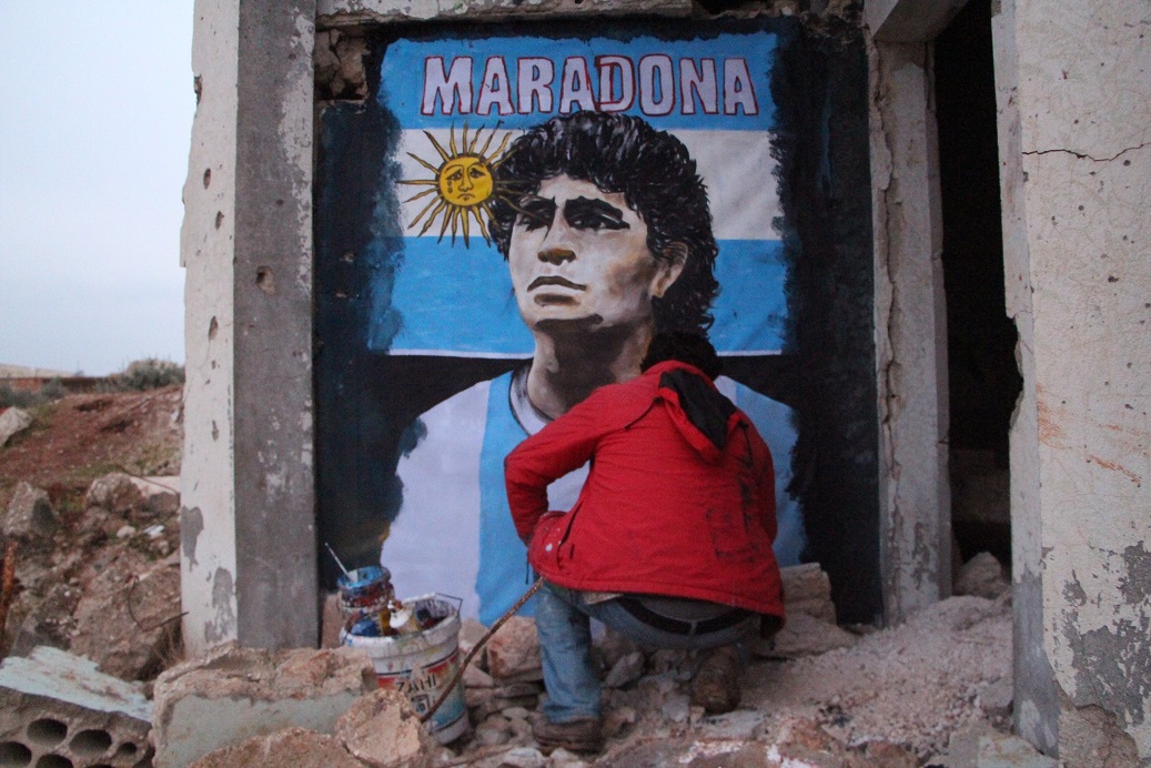 L’artiste syrien Aziz Asmar peint un mur à l'’effigie de Maradona dans la ville de Binnish, &nbsp;province d’Idleb&nbsp;&nbsp;(MEE/Ibrahim Yasouf)