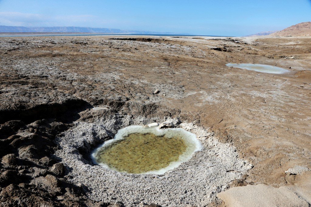 Une doline sur la rive de la mer Morte près du village d’al-Haditha, en Jordanie (AFP)