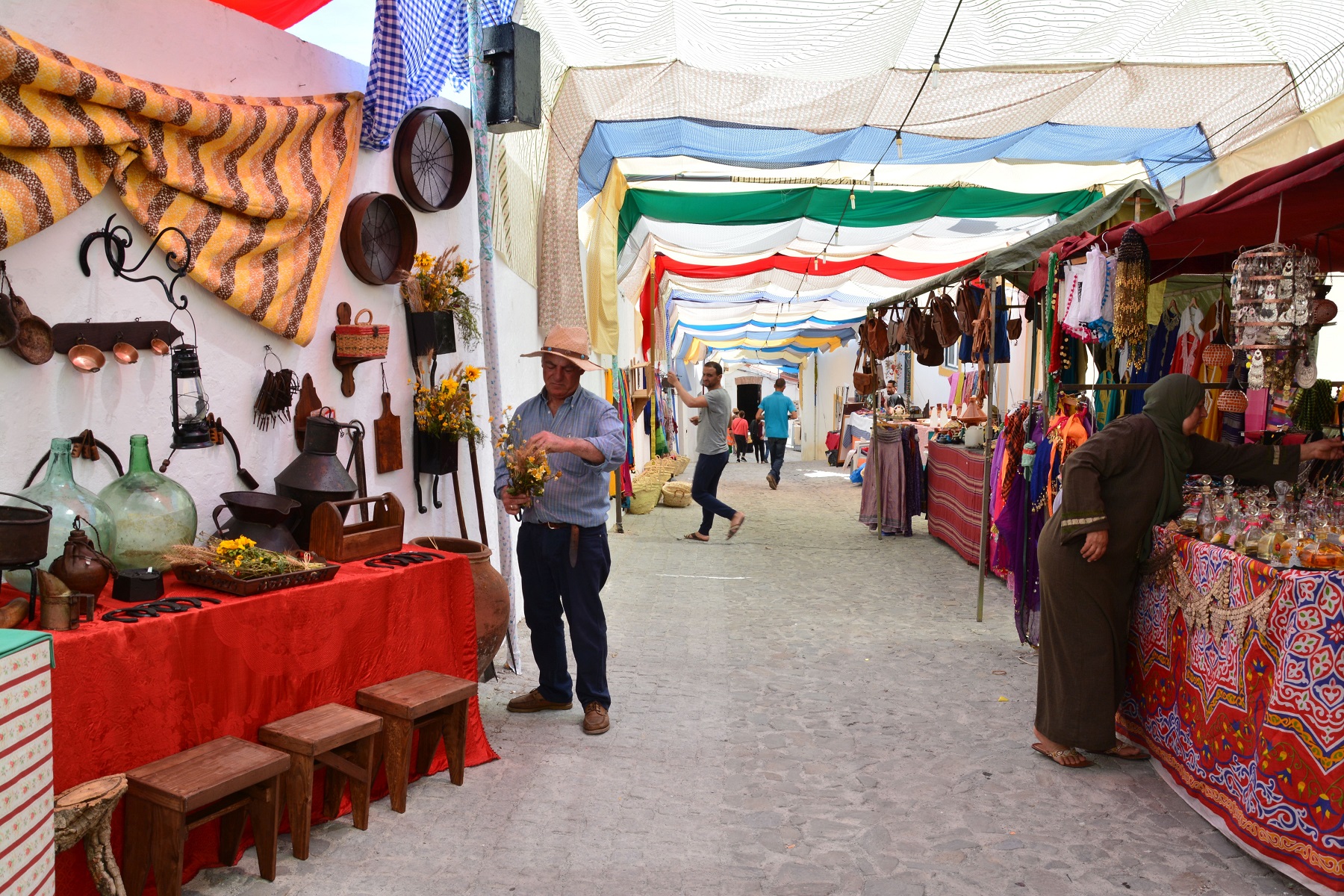 De nombreux objets d’arts, d’artisanat et traditionnels peuvent être dénichés au marché (MEE/Marta Vidal)