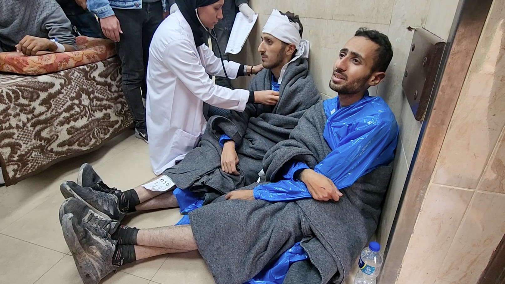 Mohammed Mershed (à droite) s’adressant à MEE depuis le sud de Gaza, le 25 mars 2024 (MEE)