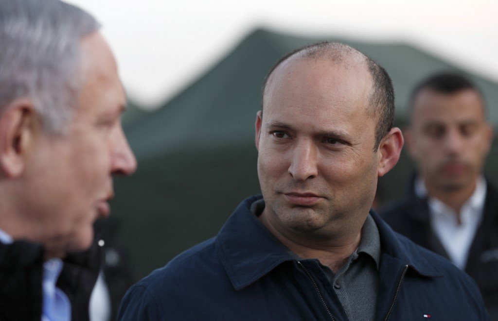 Le Premier ministre israélien Benyamin Netanyahou et Naftali Bennett, alors ministre de la Défense, sur le plateau du Golan occupé en 2019 (AFP)