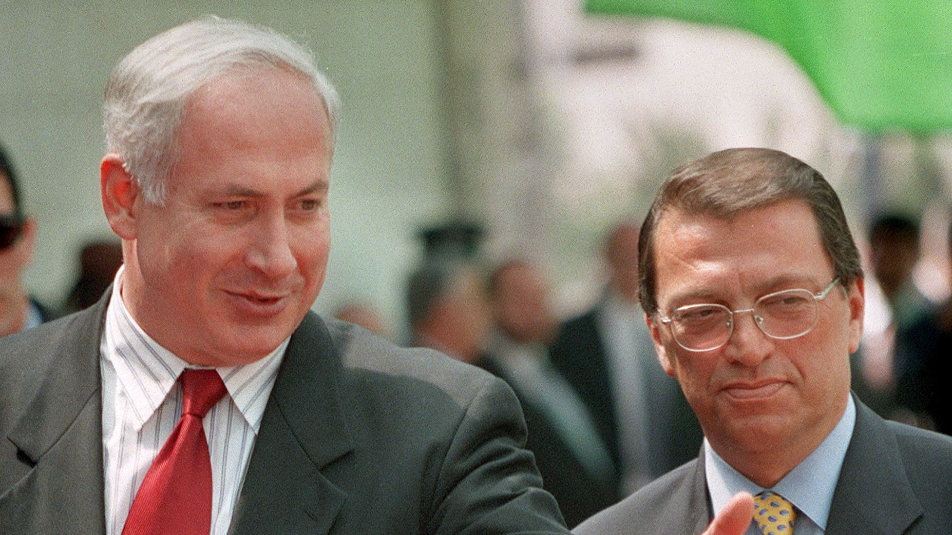 Benjamin Netanyahu welcomes Mesut Yilmaz before their talks in Jerusalem in 1998 (Andre Durand/AFP)