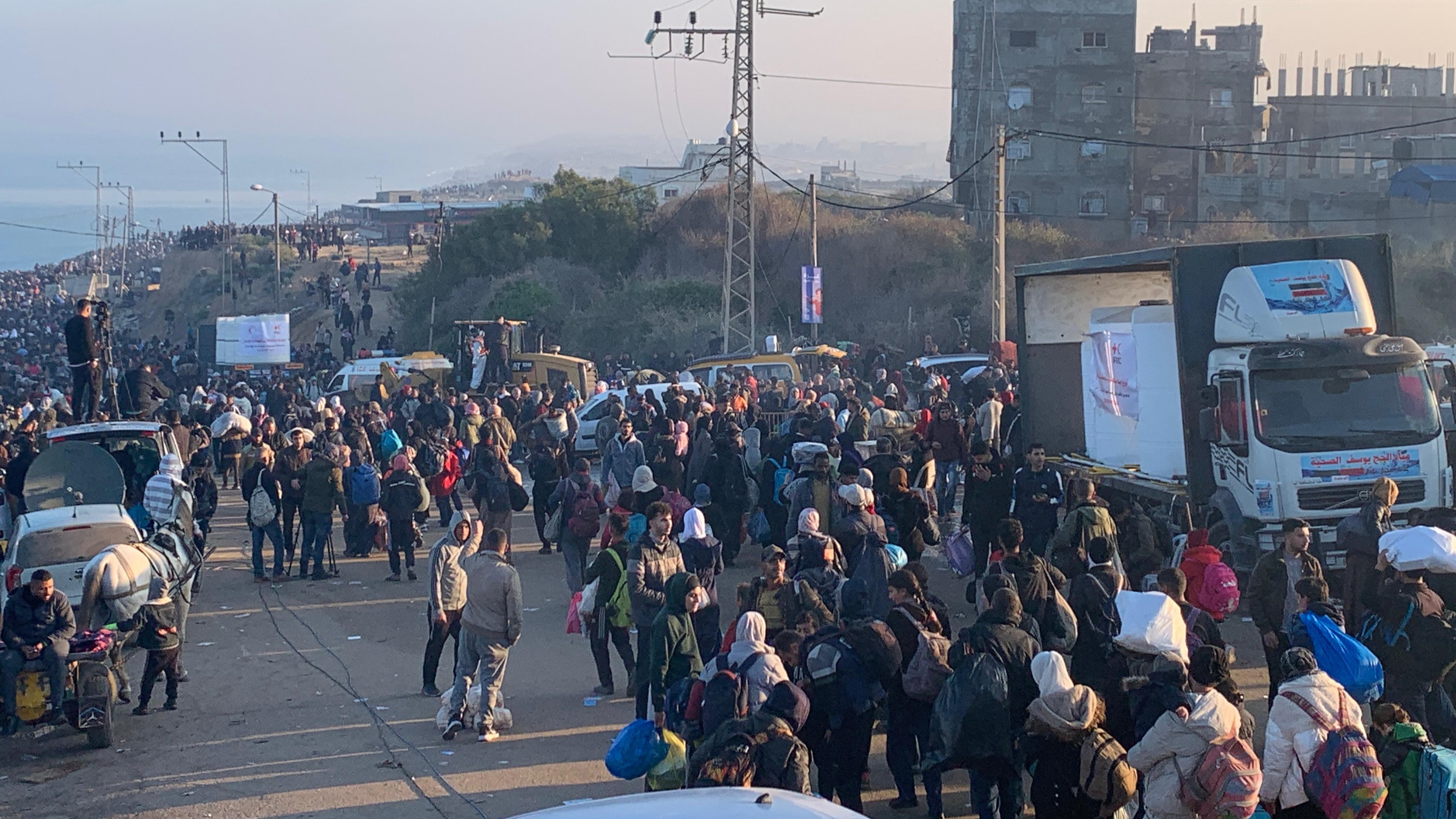 Tens of thousands make their return to north Gaza, in a historic move that marks the first time Palestinians have been able to return to their homes after being forcibly displaced (MEE/Ahmed Aziz)