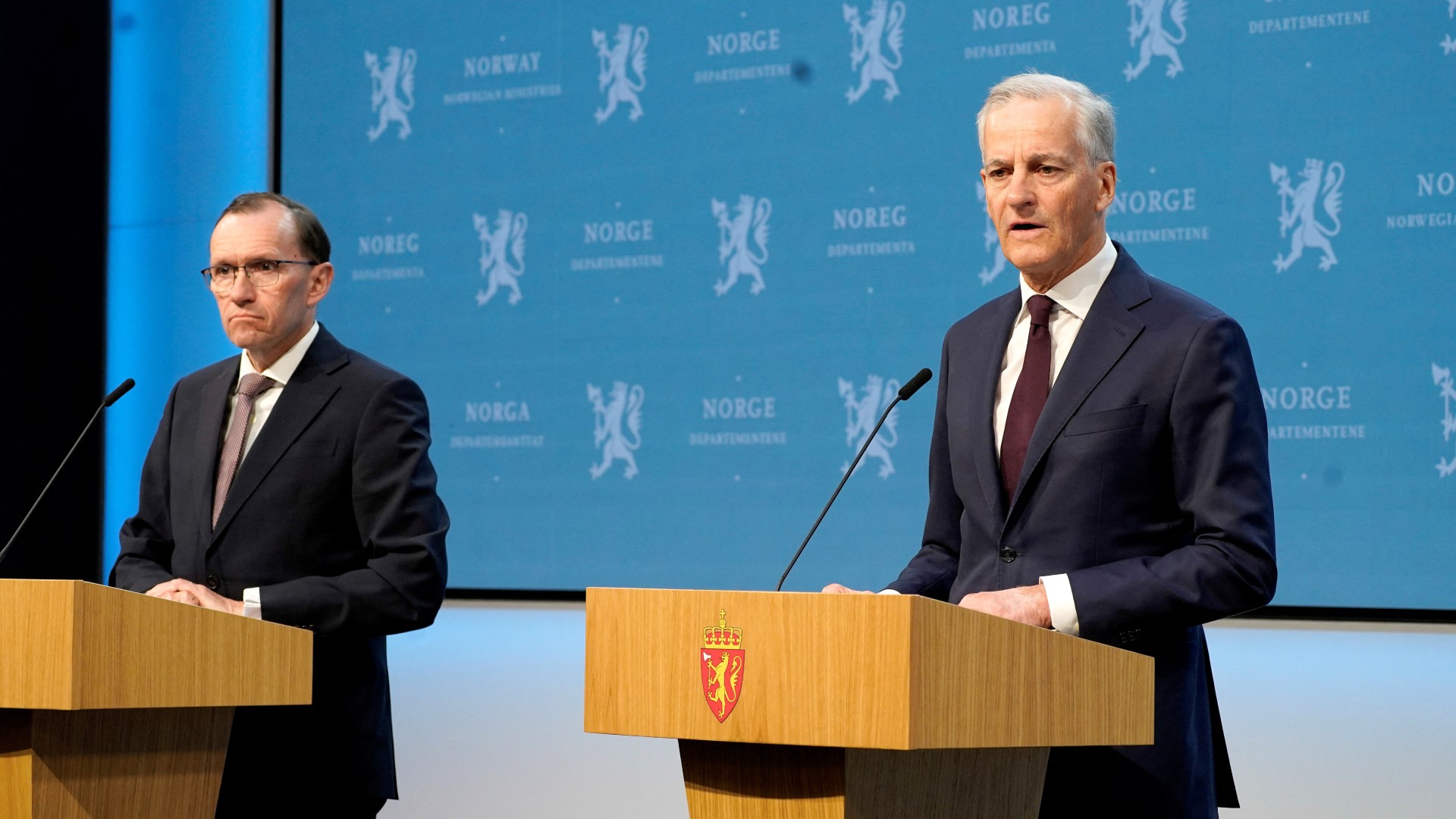 Norway's Foreign Minister Espen Barth Eide and Prime Minister Jonas Gahr Store announce that the government is recognising Palestine as an independent state, Oslo, 22 May 2024 (Reuters)