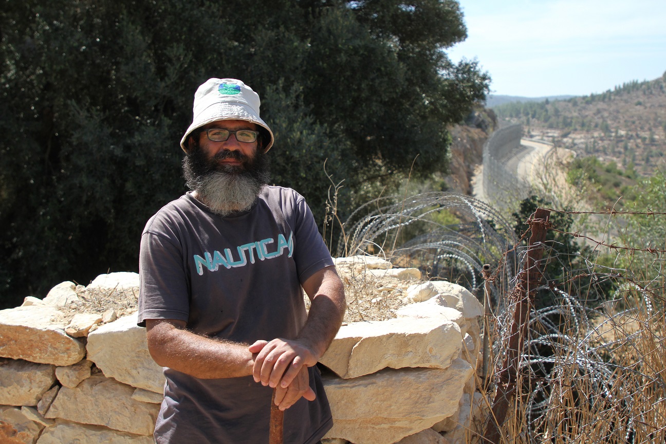 Salah Abu Ali est payé 410 dollars par mois par l’AP pour garder l’arbre, qui a été visité par les responsables israéliens ces dernières années (MEE)