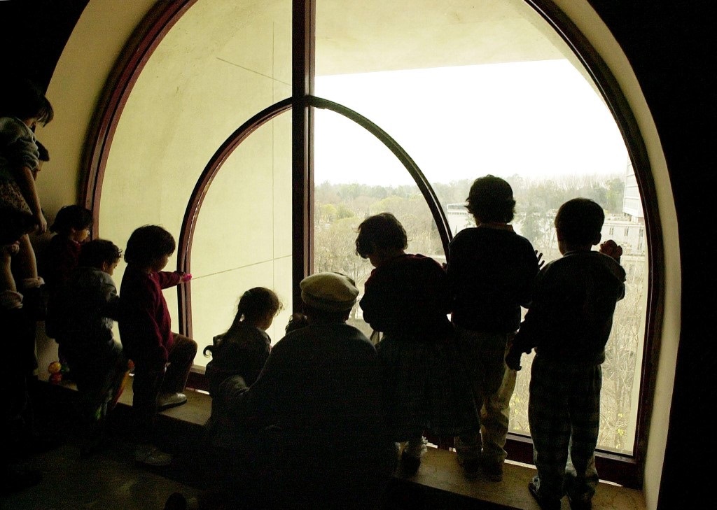 Pakistani children released from Saudi prisons wait for relatives in Islamabad (AFP)