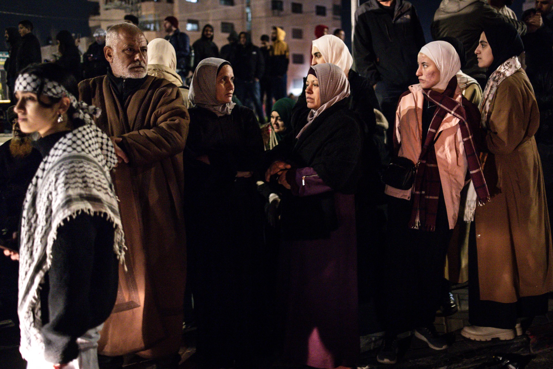 crowds stand along route palestinian prisoners