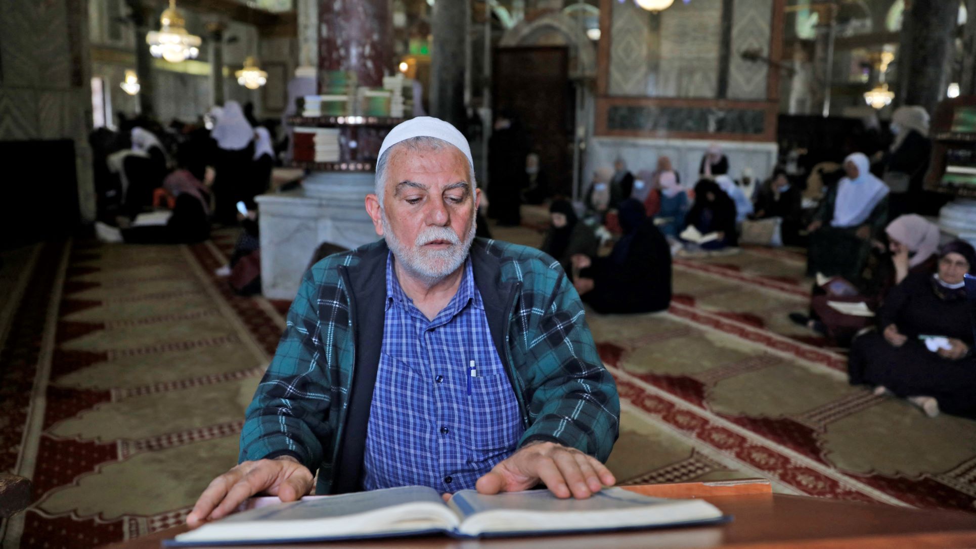 palestinian-man-prays-dome-of-the-rock