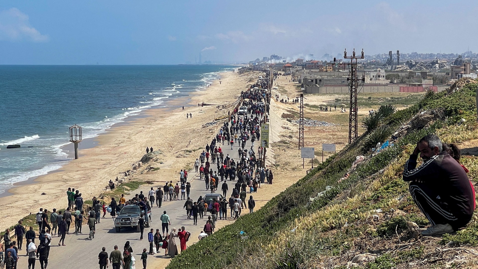 Palestinians attempt to return to their homes in north Gaza, 14 April (Reuters/Ramadan Abed)