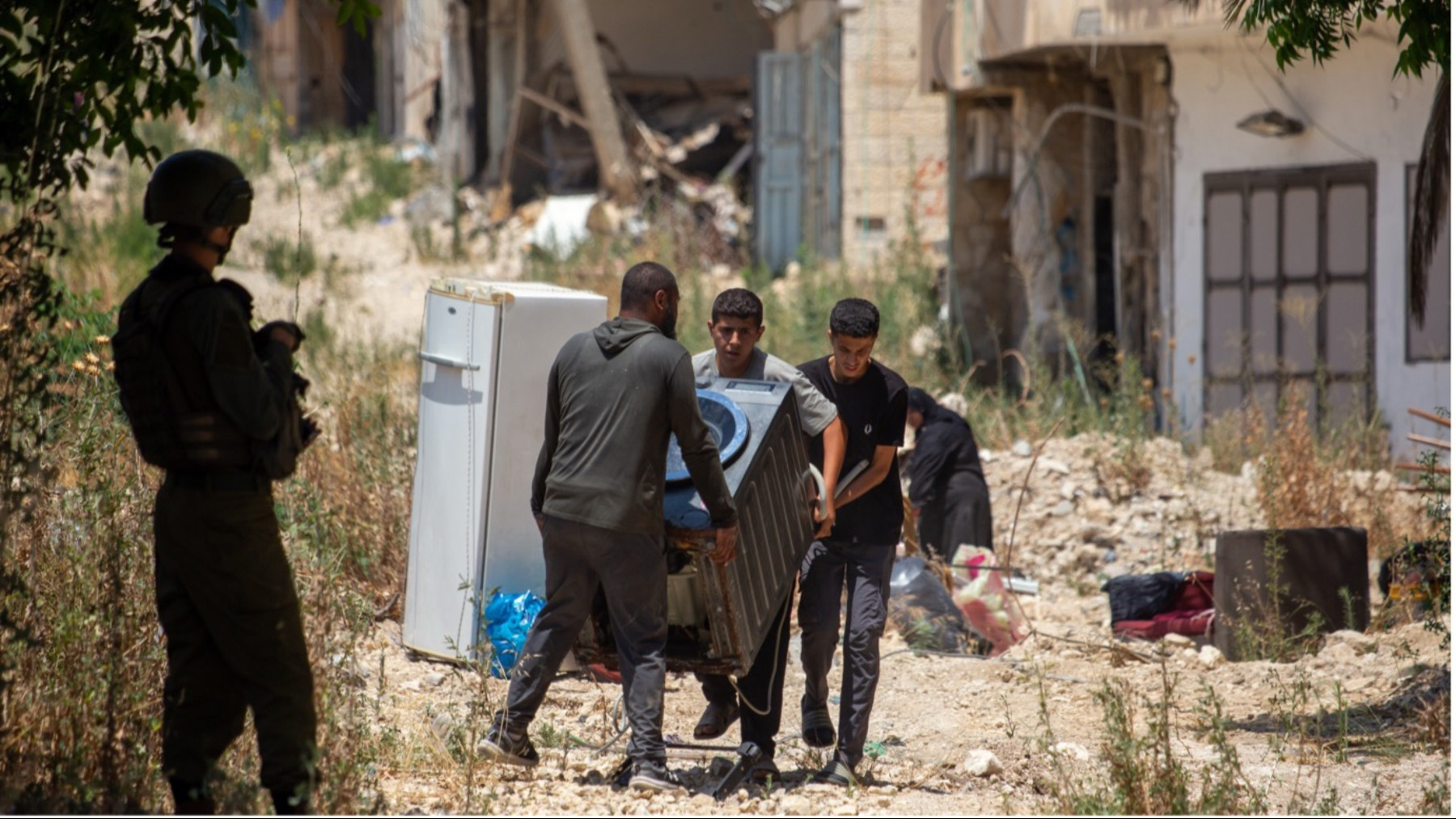 Israeli authorities allowed Palestinian families just two hours to visit their homes in Tulkarm refugee camp in the occupied West Bank, 17 June 2026 (Mojahid Nawahda/MEE)