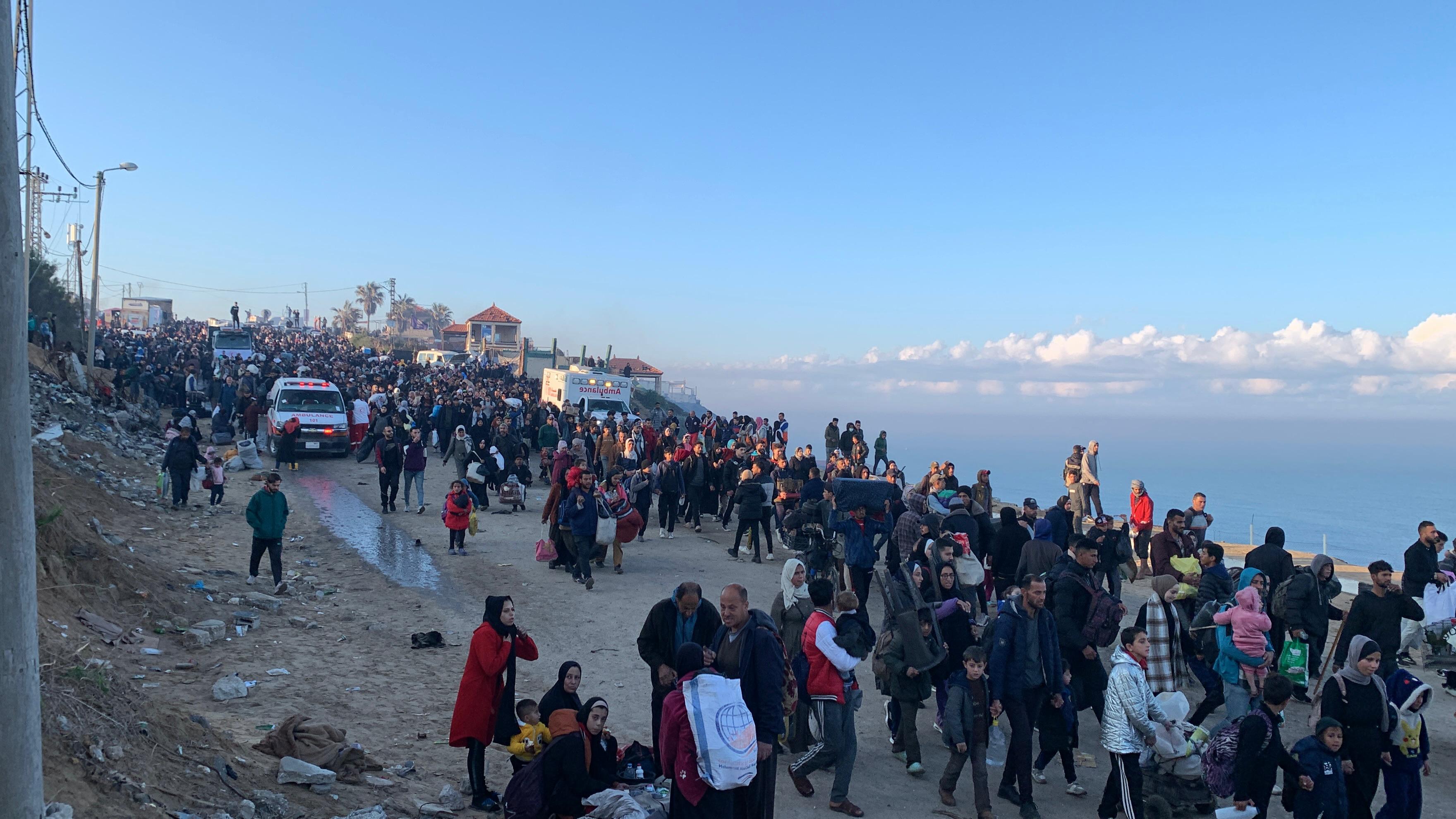 Tens of thousands of Palestinian return to their homes in north Gaza early on Monday 27 January, 2025 (MEE/Ahmed Aziz)