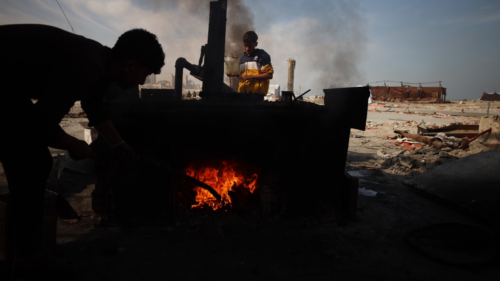 Palestinians in Gaza burn plastic to create fuel (MEE/Mohammed al-Hajjar)