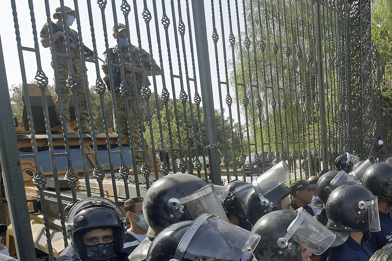 Des officiers de sécurité tunisiens repoussent les partisans du parti islamiste Ennahdha lors d’une manifestation devant le Parlement dans la capitale Tunis, le 26&nbsp;juillet&nbsp;2021 (AFP)