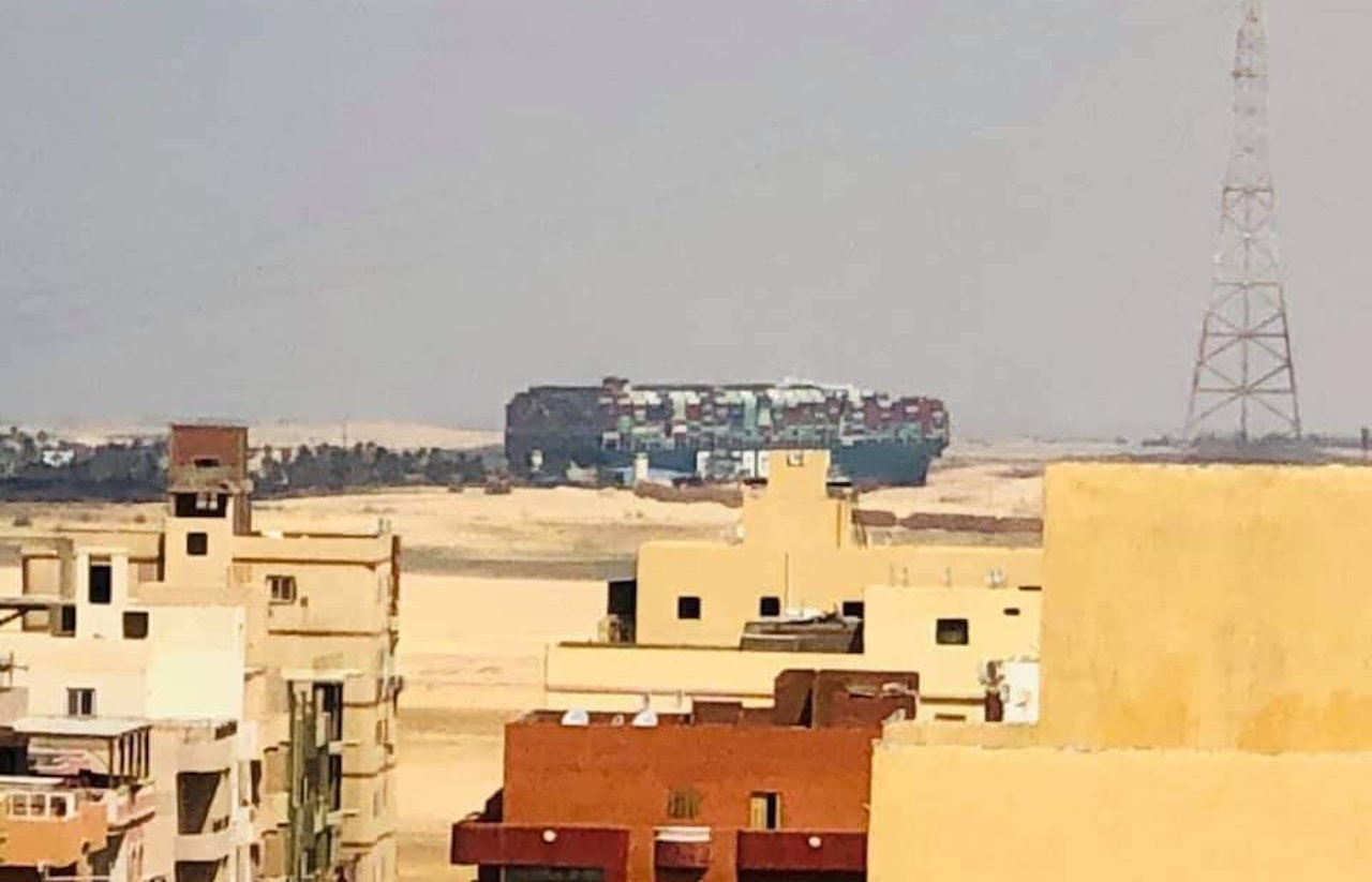 Photo de l’Ever Given depuis un bâtiment du village de Manshiyet al-Rugola (AFP)