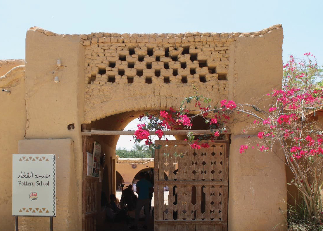 À l’école de poterie, les enfants apprennent à graver des motifs sur leurs objets et recréent des images de la nature qui les entoure (avec l’aimable autorisation de Mohamed el-Sherif)