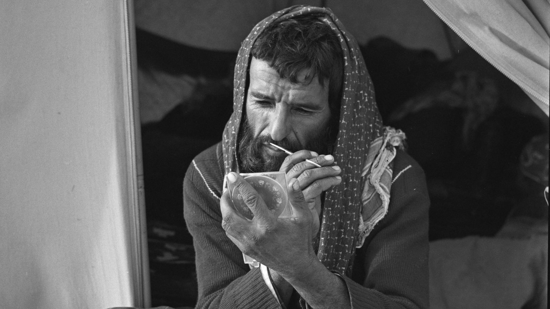 A Bedouin man grooms himself (The David Collection/Jette Bang)