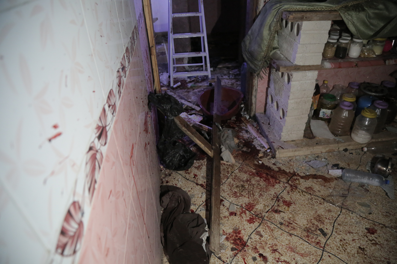 After about an hour of sporadic clashes, about 30 US special forces were landed and began to break into the house, according to sources (MEE/Bilal al-Hammoud)