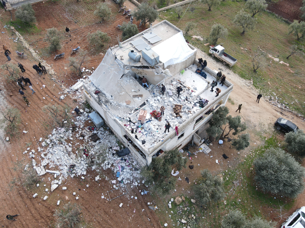 Coalition planes targeted any movement around the house, including cars, some of which are believed to have come to support the fighters who were being attacked (MEE/Izzeddin Kasim)