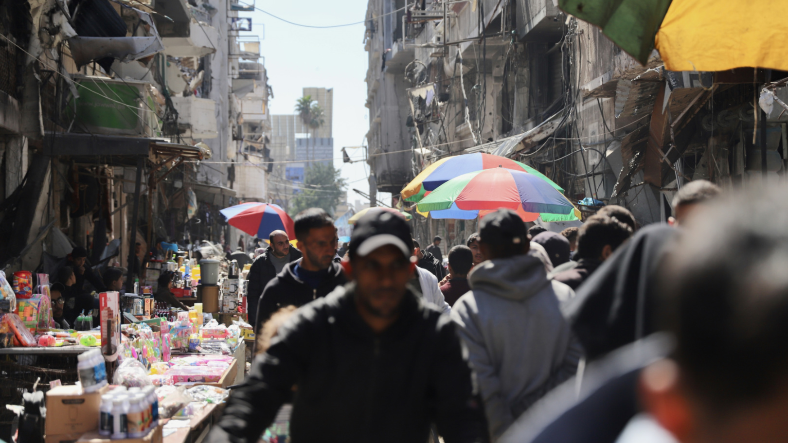 The Ramadan market in northern Gaza (Mohammed al-Hajjar/MEE).