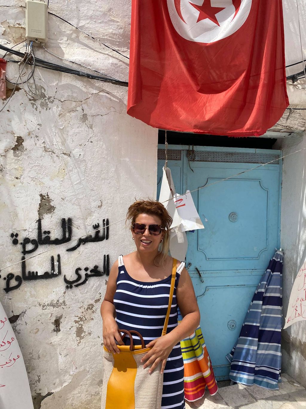 Rania Majdoub, la petite fille de Maherzia Drissi, devant la porte verrouillée du domicile de sa grand-mère (MEE/Hatem Natfi)