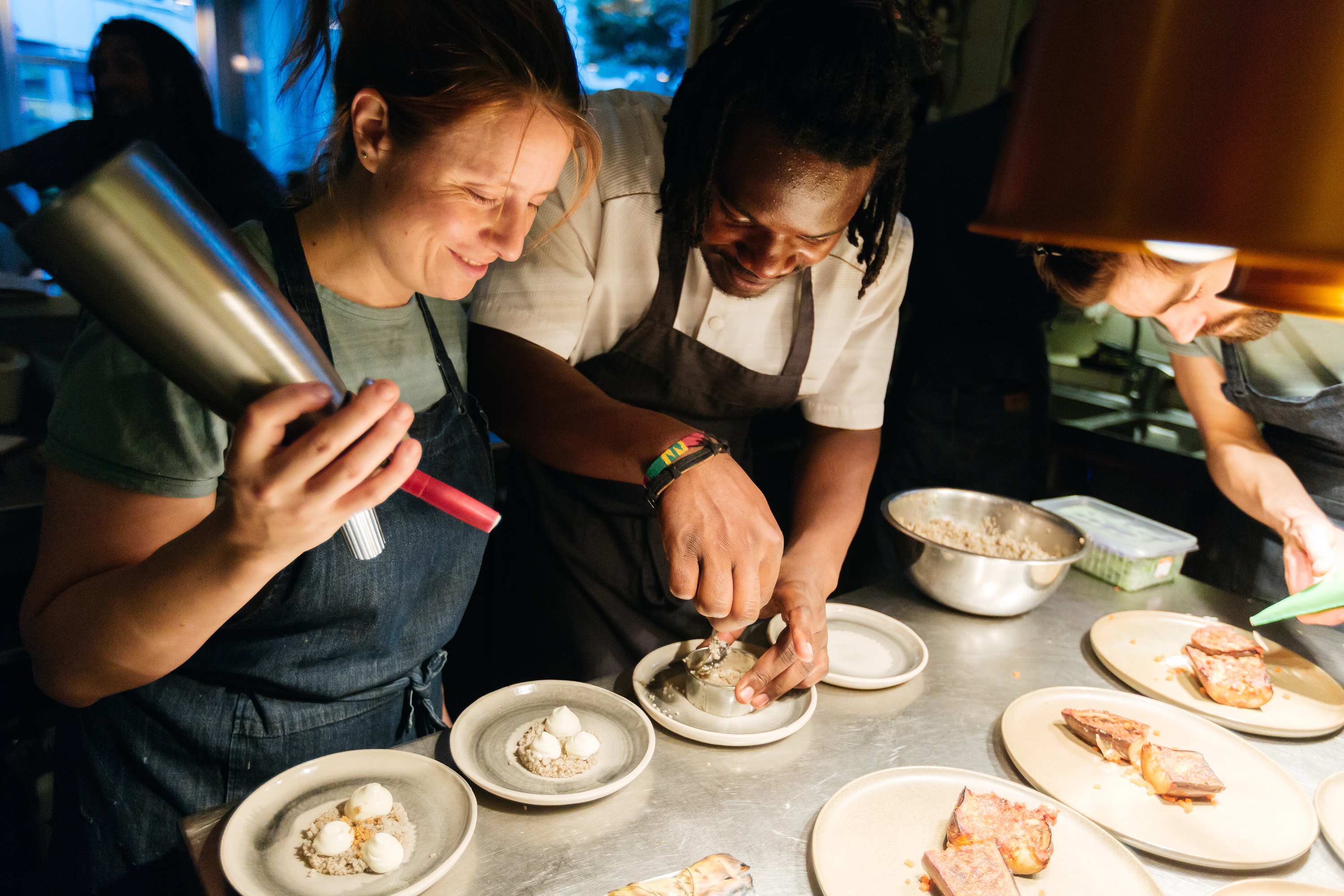 Le Togolais Cyrille Sowanou Kodjo au restaurant Humus & Hortense, Bruxelles, lors du RFF 2018 (avec l’aimable autorisation de Beauhart pour le Refugee Food Festival)
