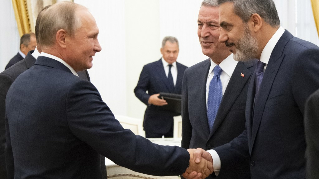 Russian President Vladimir Putin welcomes Fidan in Moscow in August 2018 (AFP)