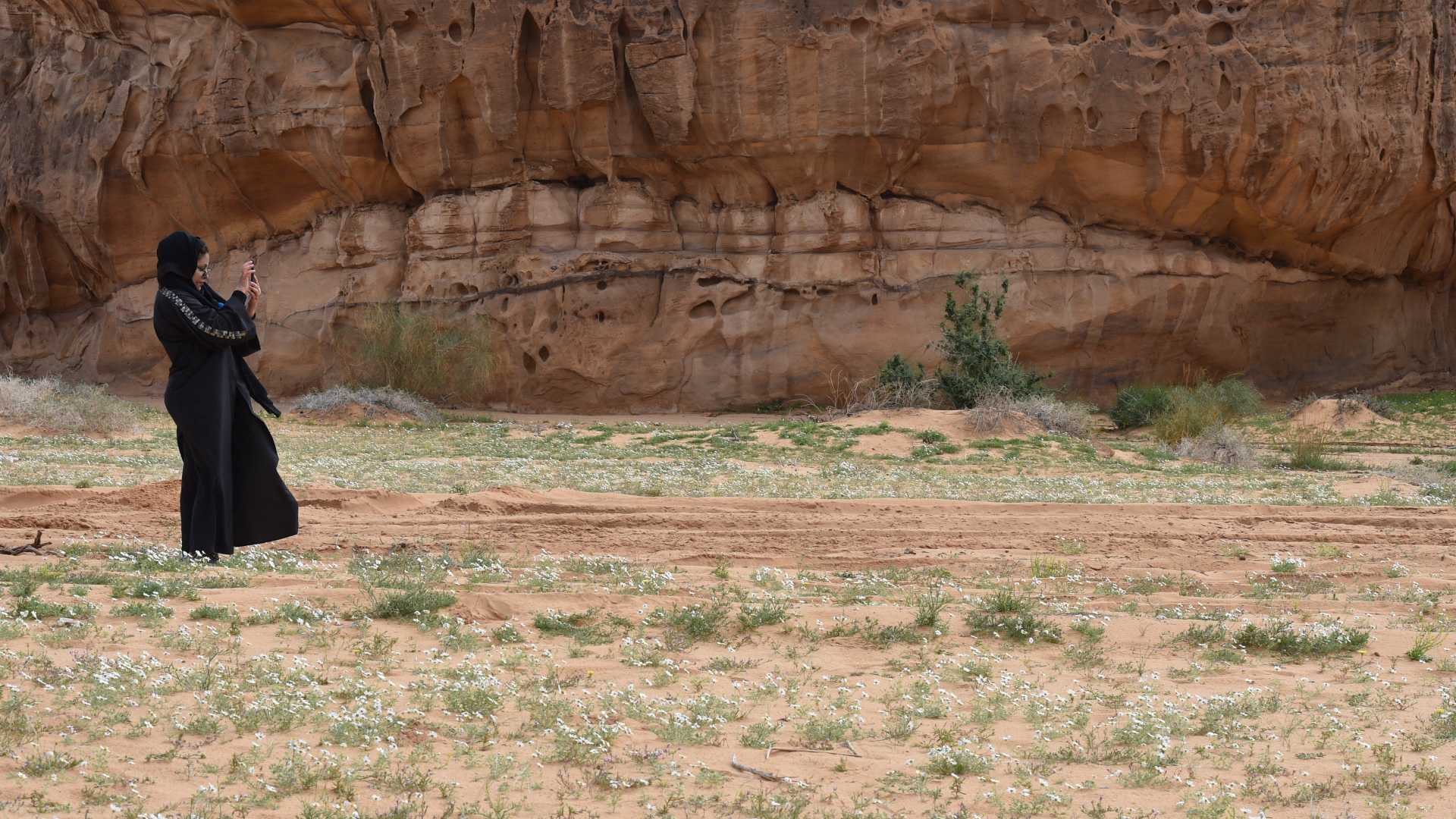 Une Saoudienne prend une photo dans la réserve naturelle de Sharaan, près de la ville d’al-‘Ula, dans le nord-ouest de l’Arabie saoudite, le 11 février 2019 (AFP)