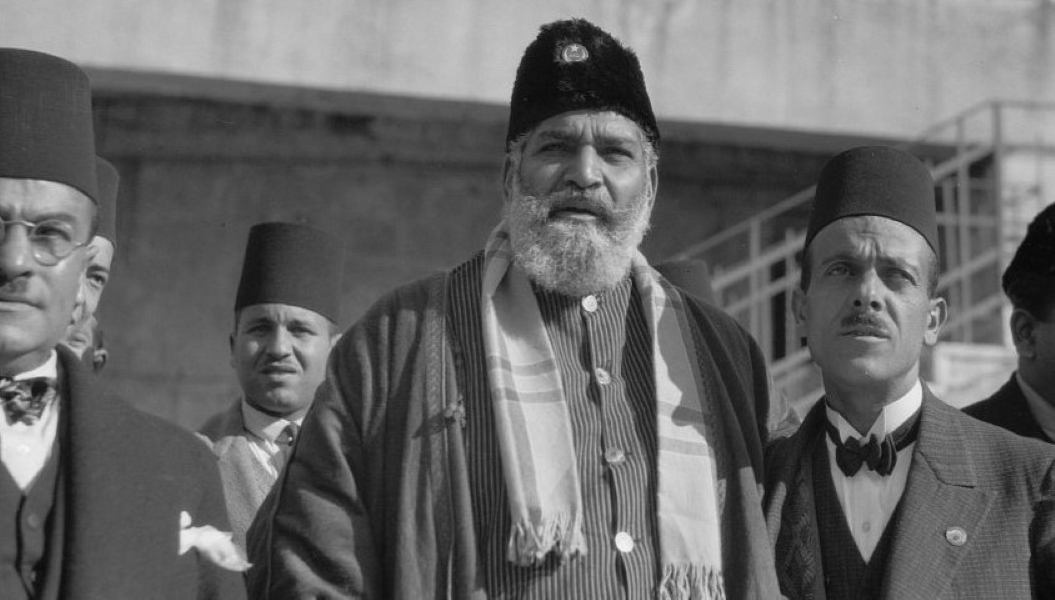 Shaukat Ali (au centre) avec d’autres délégués en Transjordanie avant la tenue du Congrès islamique mondial de 1931 à Jérusalem (Bibliothèque du Congrès)