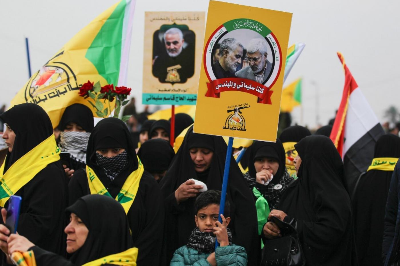 Des personnes assistent aux funérailles du commandant Qasem Soleimani et du chef paramilitaire irakien Abou Mahdi al-Mouhandis à Bagdad (Irak) le 4 janvier (AFP)