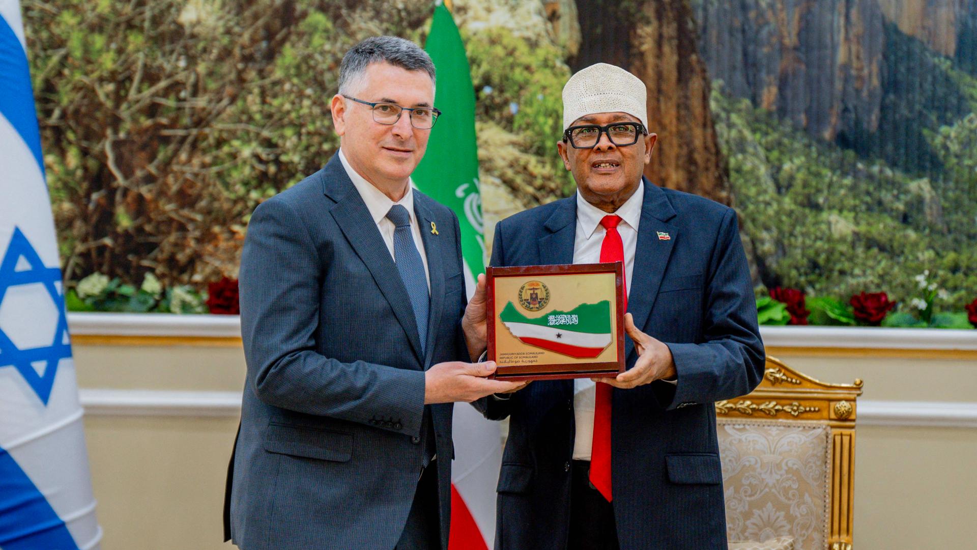 Somaliland President Abdirahman Abdullahi Mohamed (R) with Israeli Foreign Minister Gideon Saar (L) in Hargeisa on 6 January 2026 (Somaliland Presidential Office/AFP)