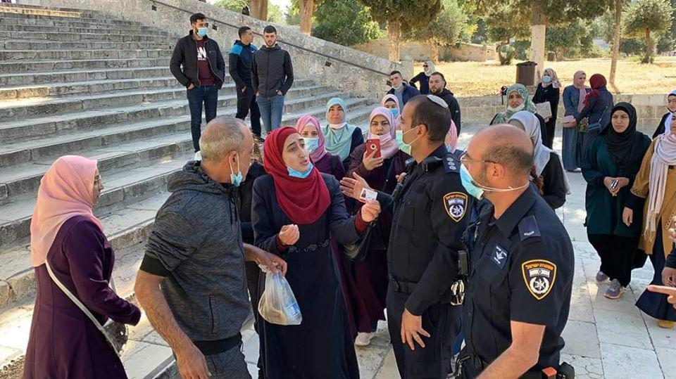 Ewies presents her international press card to a group of Israeli officers (Social media)