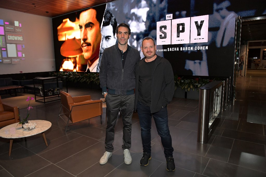 Sacha Baron Cohen et Gideon Raff assistent à une projection de The Spy à Los Angeles, le 5 septembre (AFP)