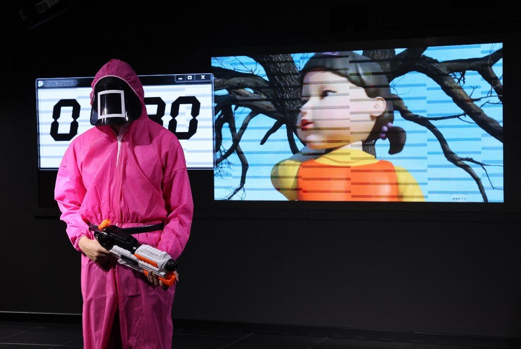 Événement reproduisant de manière inoffensive les jeux de la série Squid Game au centre culturel coréen d’Abou Dabi, le 12 octobre 2021 (AFP)