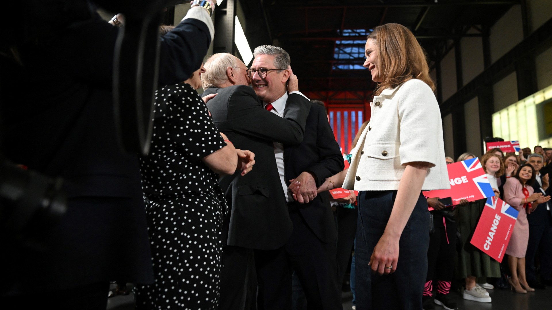 Keir Starmer is congratulated by Neil Kinnock during a victory rally at the Tate Modern in London on 5 July 2024 (Justin Tallis/AFP)