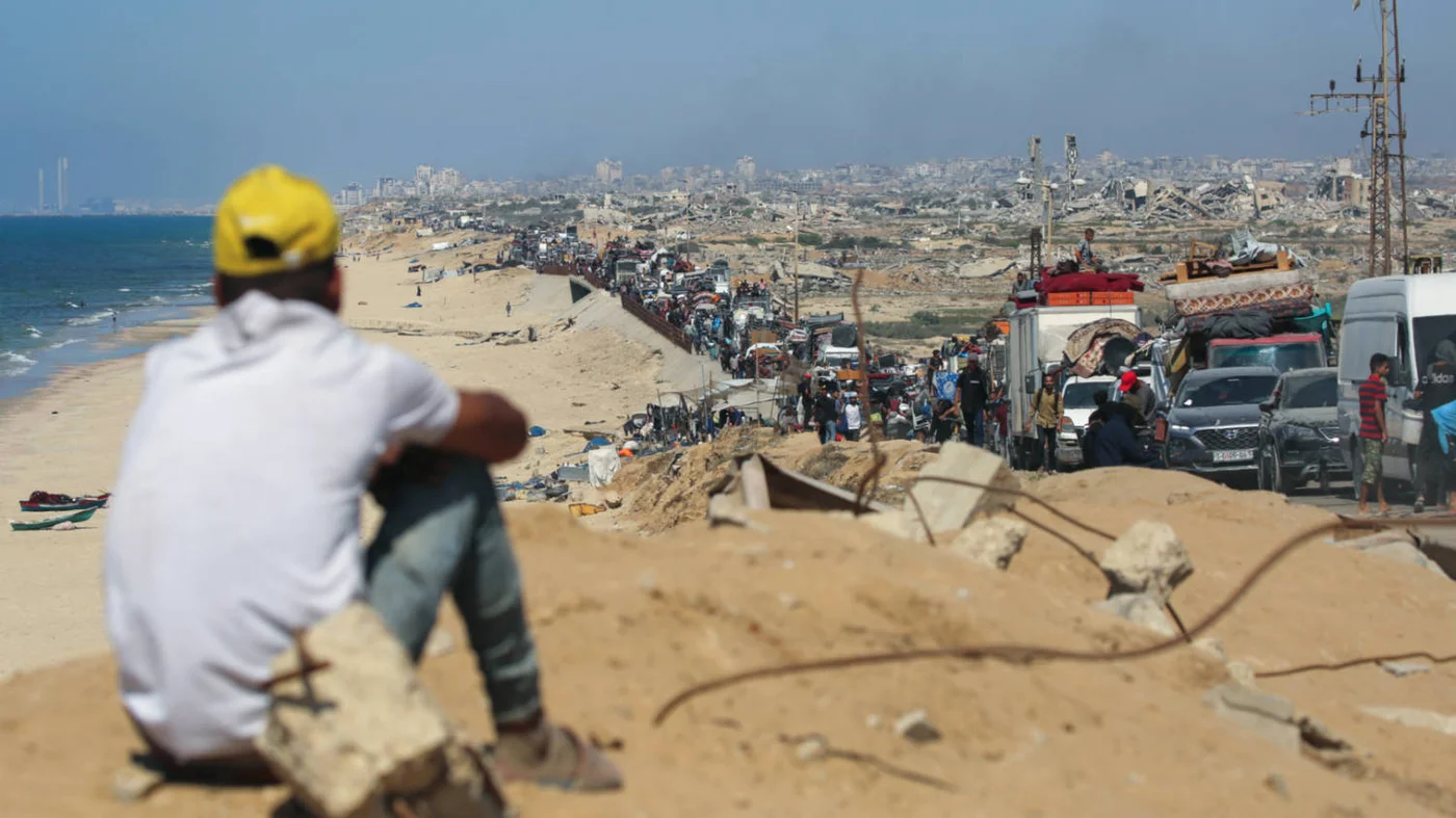 Displaced Palestinians move south in the central Gaza Strip on 14 September 2025 (AFP)