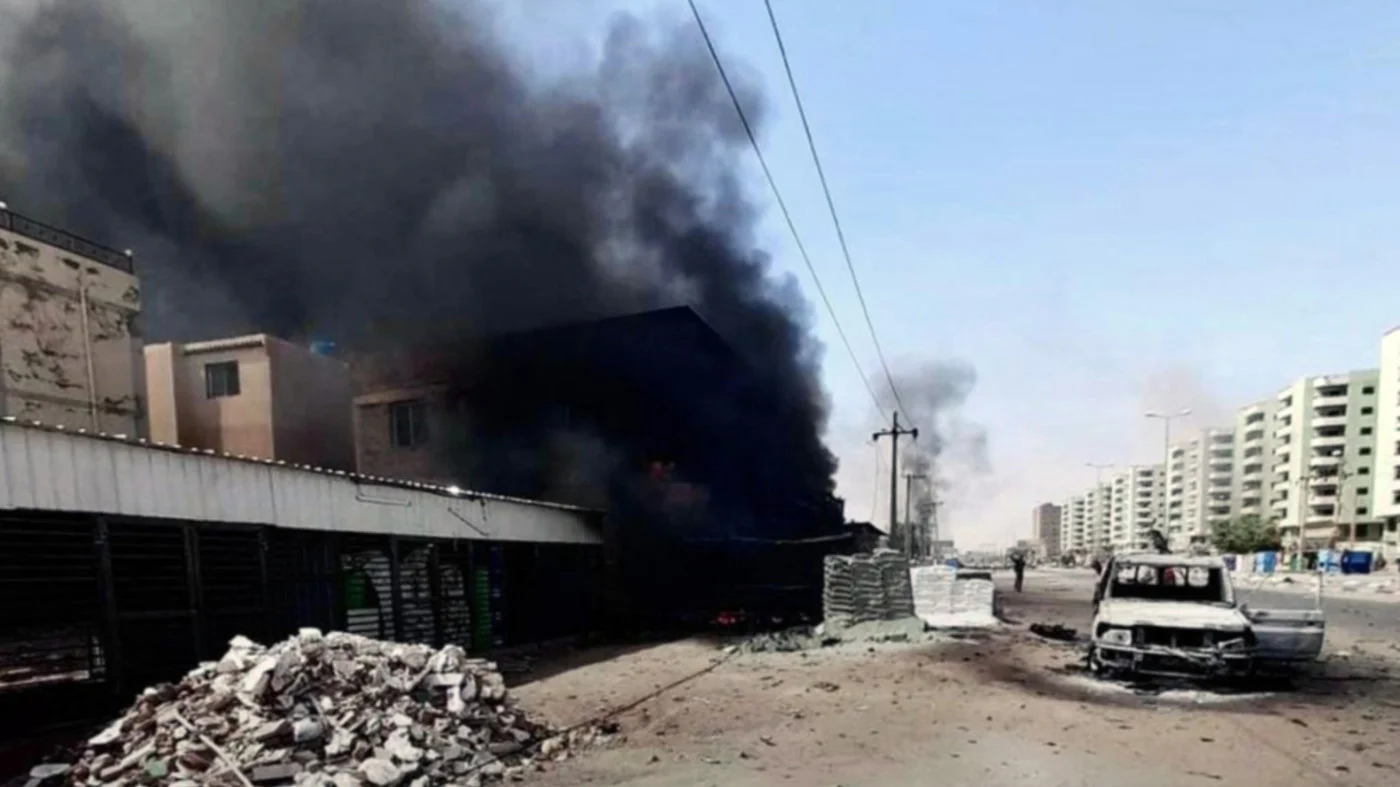 Smoke rises in a street in Khartoum amid widespread fighting on 23 April 2023 (AFP/Indonesia FM)