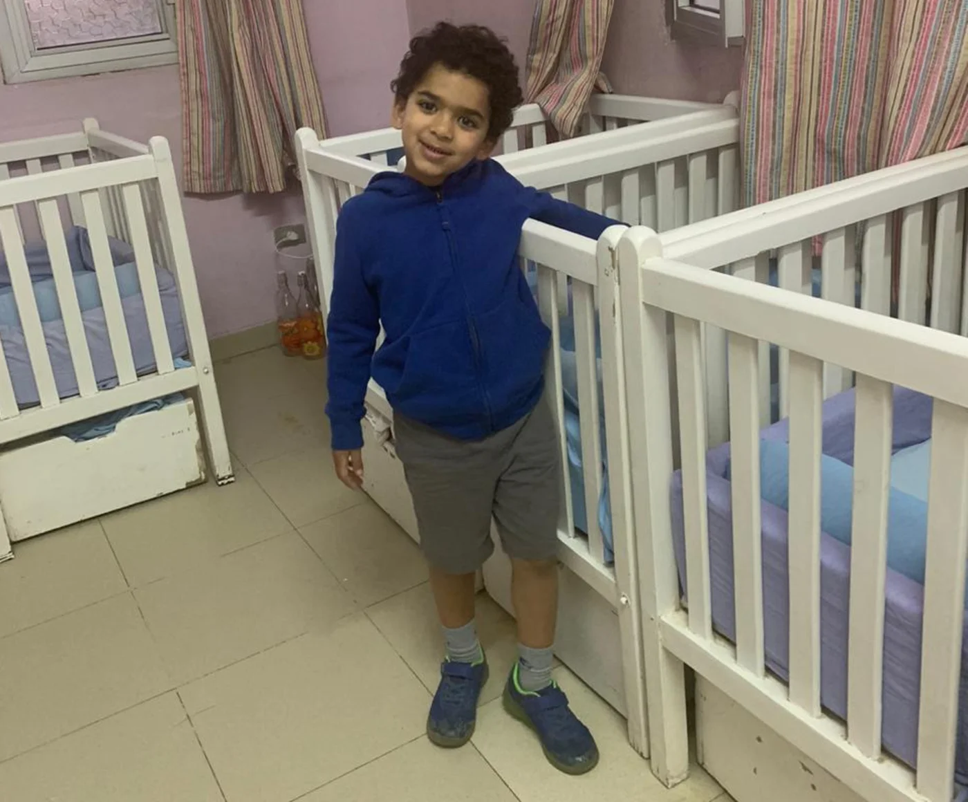 Mostafa dans l’orphelinat du quartier de Maadi, au Caire, où Rasha Mekky l’a vu pour la première fois en 2015 (avec l’aimable autorisation de Rasha Mekky)